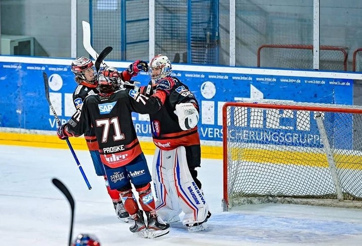 Slovenský brankár strelil gól cez celé klzisko